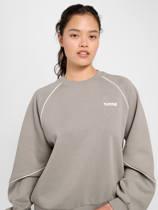 hmlKEEPER W BOXY PIPING CREWNECK, ROCK RIDGE, model