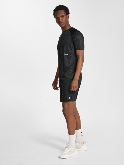 hmlPULSE AOP WORKOUT T-SHIRT S/S, BLACK/EBONY, model