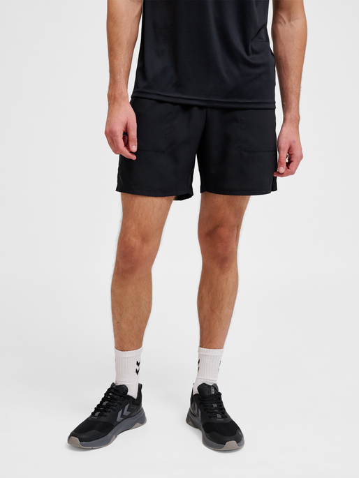 hmlPULSE WORKOUT SHORTS, BLACK, model
