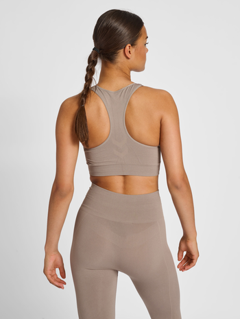 hmlTIF SEAMLESS SPORTS TOP, DRIFTWOOD, model