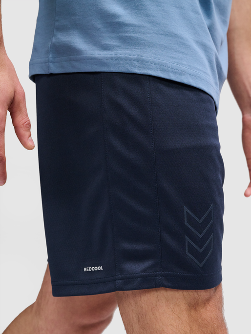 hmlACTIVE PL SHORTS, TOTAL ECLIPSE, model