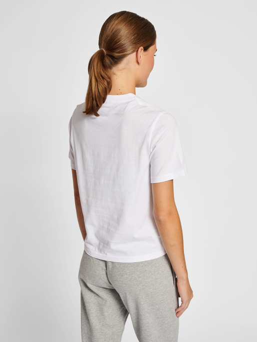 hmlIC GILL LOOSE T-SHIRT, WHITE, model