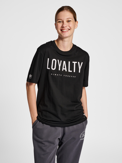 hmlLGC LOYALTY T-SHIRT, 2001, model