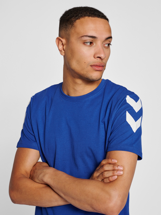 hmlLEGACY CHEVRON T-SHIRT, MAZARINE BLUE, model