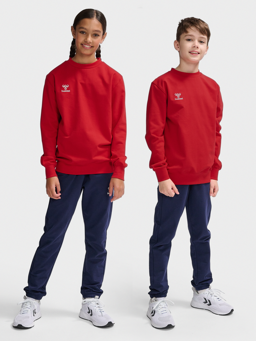 hmlGO 2.0 SWEATSHIRT KIDS, TRUE RED, model