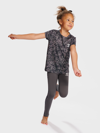 hmlNANNA T-SHIRT S/S, ASPHALT, model