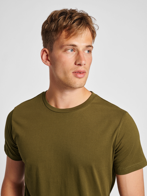 hmlRED BASIC T-SHIRT S/S, DARK OLIVE, model