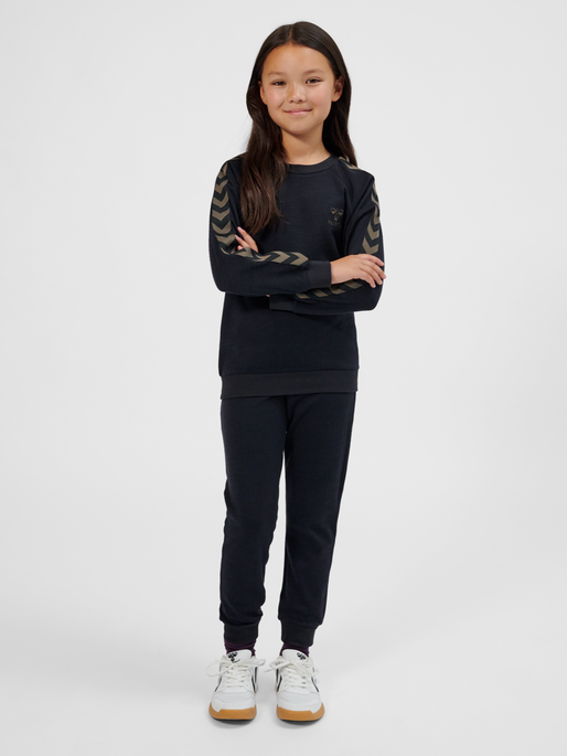 hmlWONG SWEATSHIRT, BLACK, model