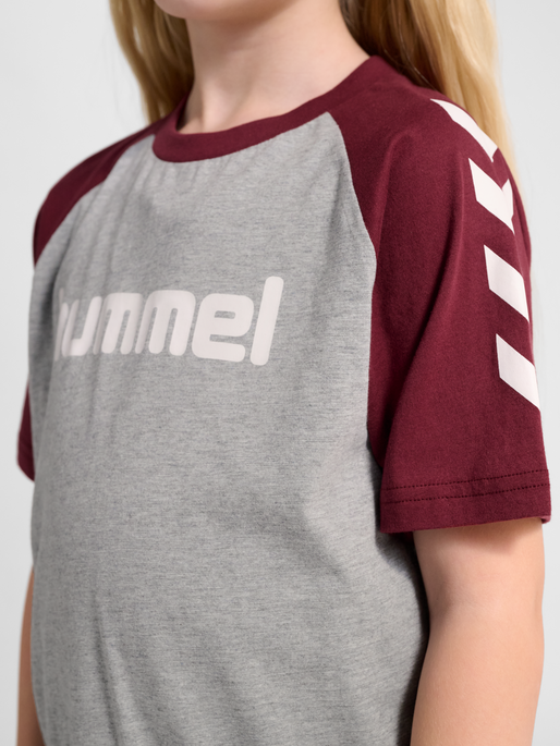 hmlJR LOGO T-SHIRT S/S, CHOCOLATE TRUFFLE, model