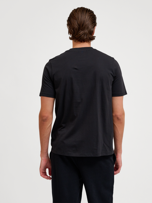 hmlPULSE T-SHIRT, BLACK, model