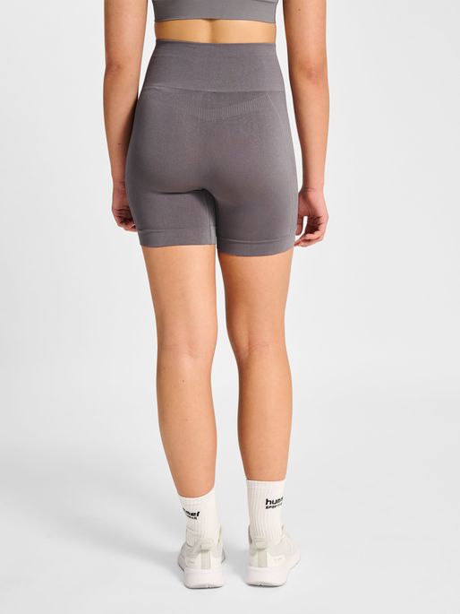 hmlTIF SEAMLESS SHORTS, SHARK, model