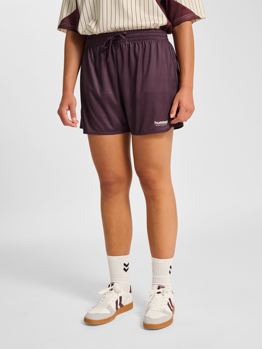 hmlPOLY W FB SHORTS, VINEYARD WINE, model