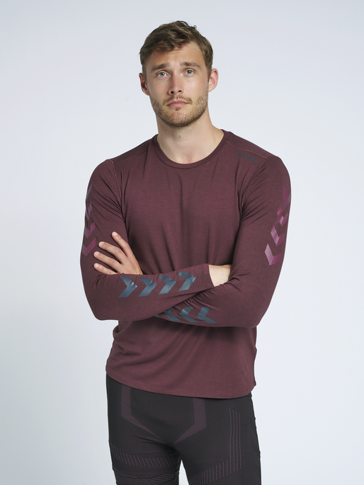 hmlMACE T-SHIRT LS, FUDGE, model