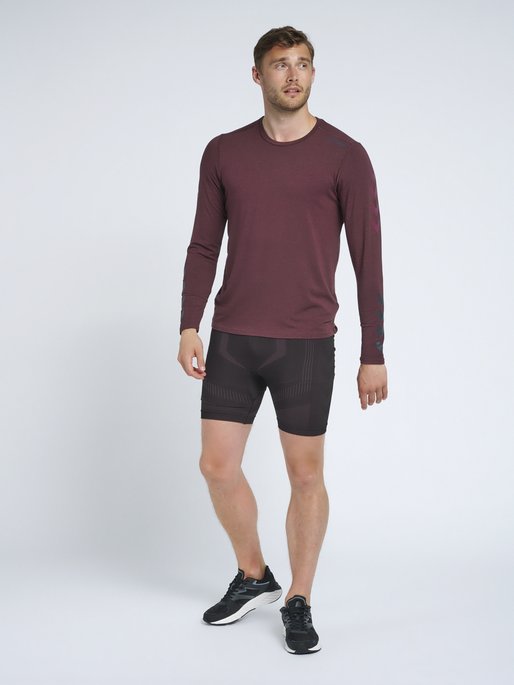 hmlMACE T-SHIRT LS, FUDGE, model