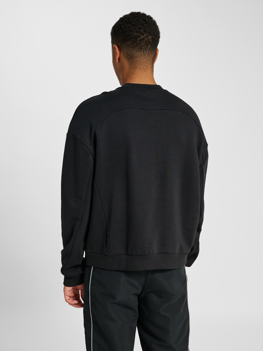 hmlBOXY CREW LOGO, BLACK, model