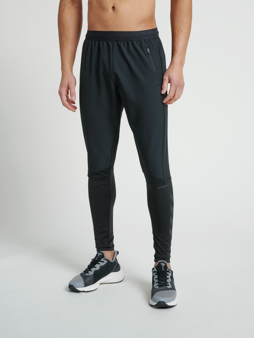 hmlRUFUS TAPERED PANTS, BLACK, model