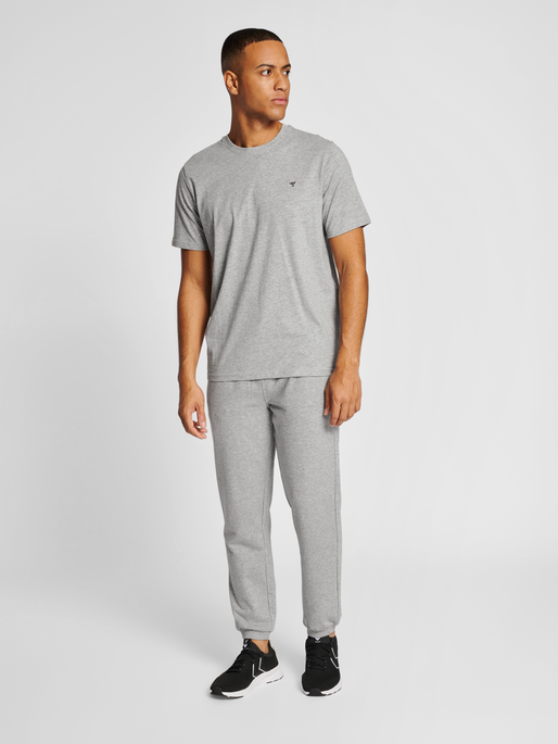 hmlIC FRED SWEATPANTS, GREY MELANGE, model