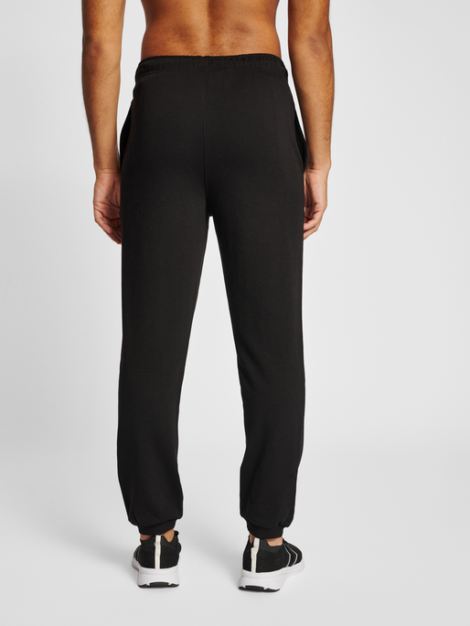 hmlIC FRED SWEATPANTS, BLACK, model