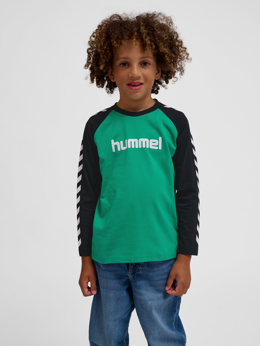 hmlBOYS T-SHIRT L/S, PEPPER GREEN, model