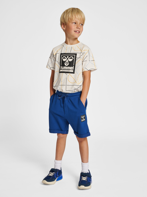hmlTYLER SHORTS, NAVY PEONY, model