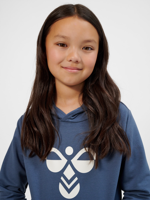 hmlCUATRO HOODIE, BERING SEA, model