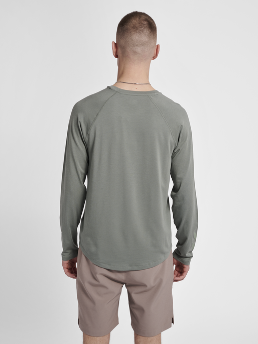 hmlMT LAZE T-SHIRT L/S, LAUREL WREATH, model