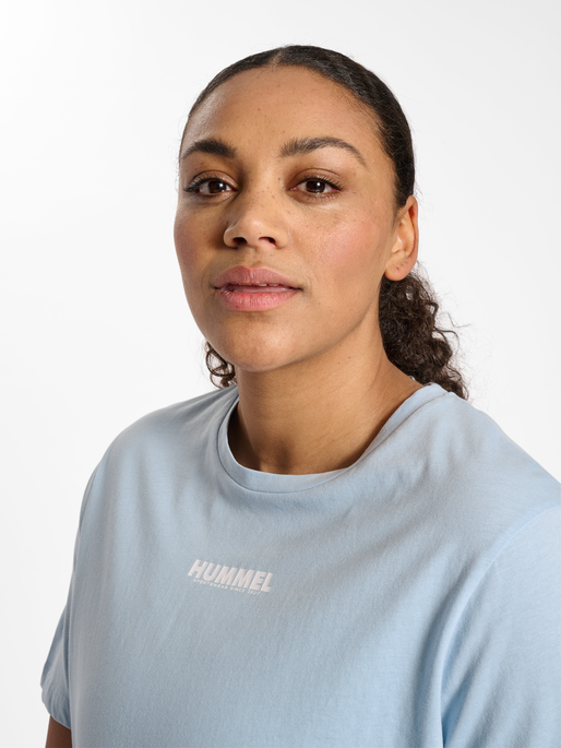 hmlLEGACY WOMAN T-SHIRT PLUS, CELESTIAL BLUE, model