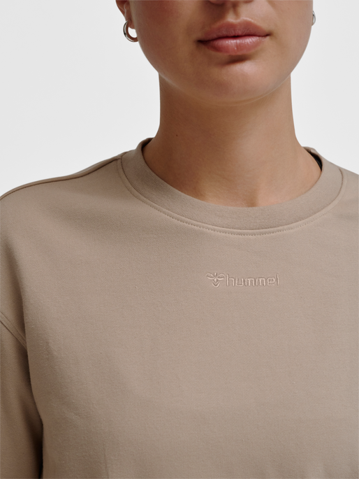 hmlMT DHYANI SWEATSHIRT, SIMPLY TAUPE, model