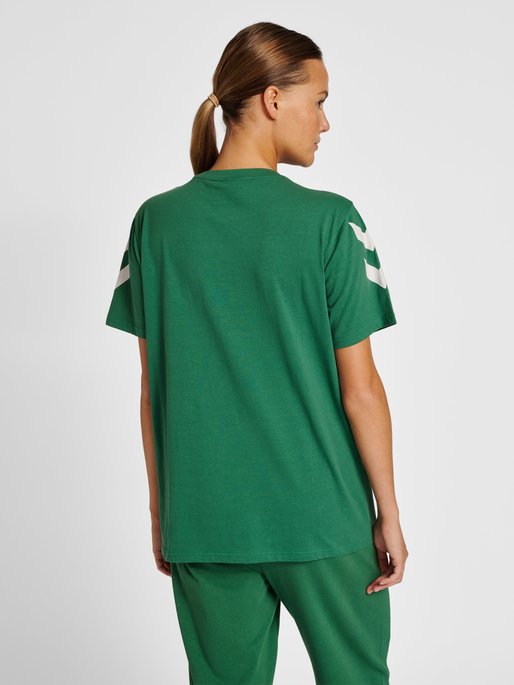 hmlLEGACY CHEVRON T-SHIRT, FOLIAGE GREEN, model