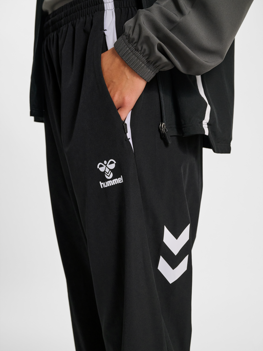hmlLEAD 2.0 WOVEN PANTS, BLACK, model