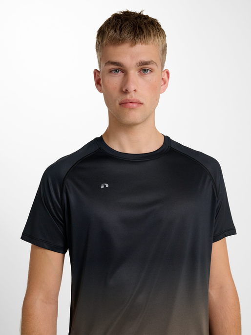 nwlBEAT GRADIENT T-SHIRT, BLACK IRIS, model