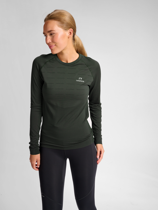 nwlPACE LS SEAMLESS WOMAN, BELUGA, model