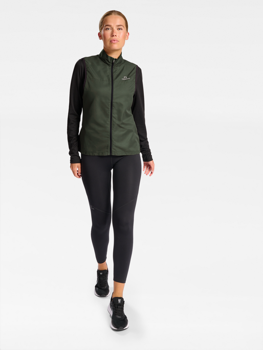 nwlBEAT GILET WOMAN, BELUGA, model