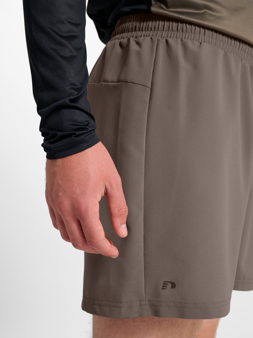 nwlMAX ZIP POCKET SHORTS, FALCON, model