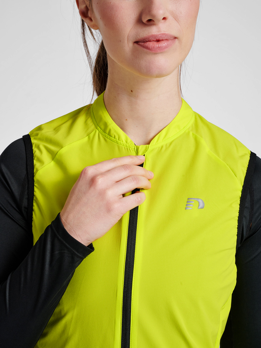 WOMENS CORE BIKE GILET, EVENING PRIMROSE, model