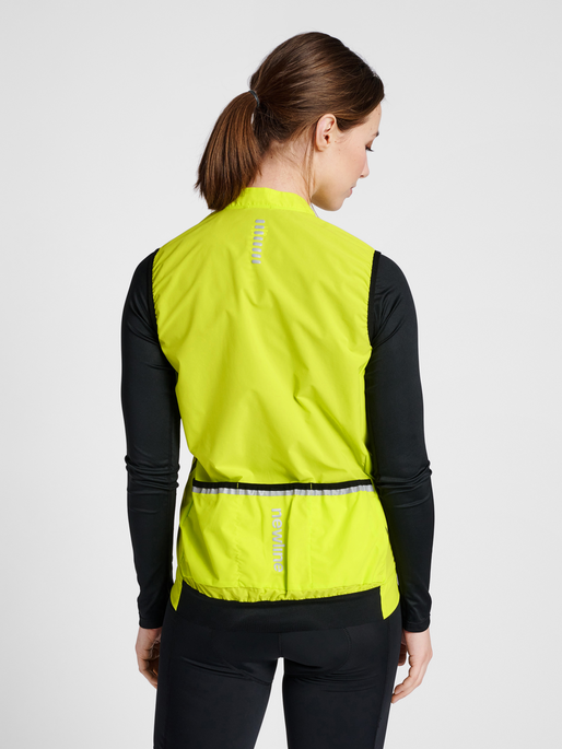 WOMENS CORE BIKE GILET, EVENING PRIMROSE, model