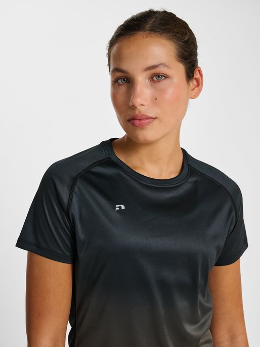 nwlBEAT GRADIENT W T-SHIRT, BLACK IRIS, model