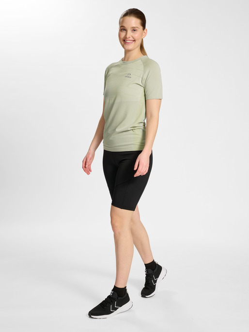 nwlRIVERSIDE SEAMLESS T-SHIRT S/S W, AGATE GREY, model