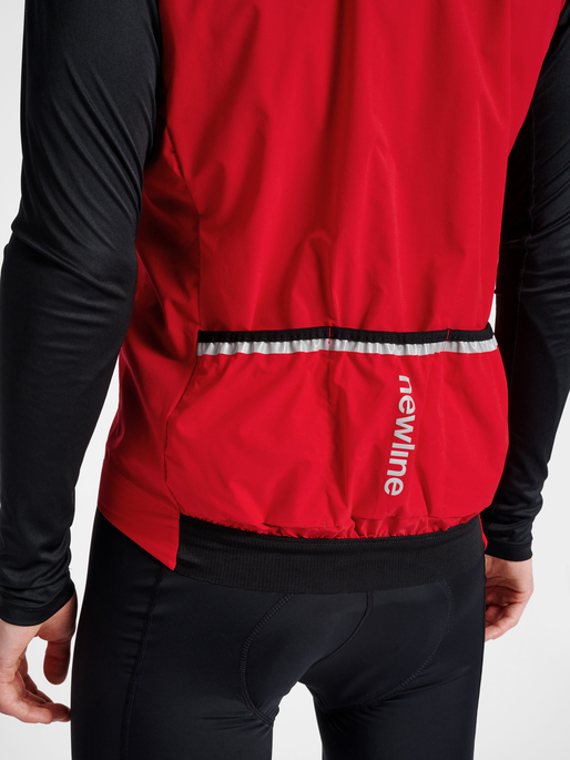 MENS CORE BIKE GILET, TANGO RED, model