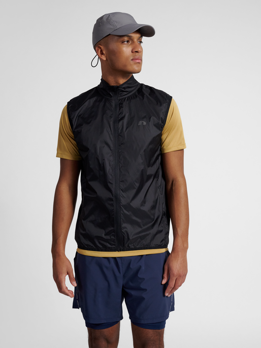 nwlPACKABLE TRAIL VEST, BLACK, model