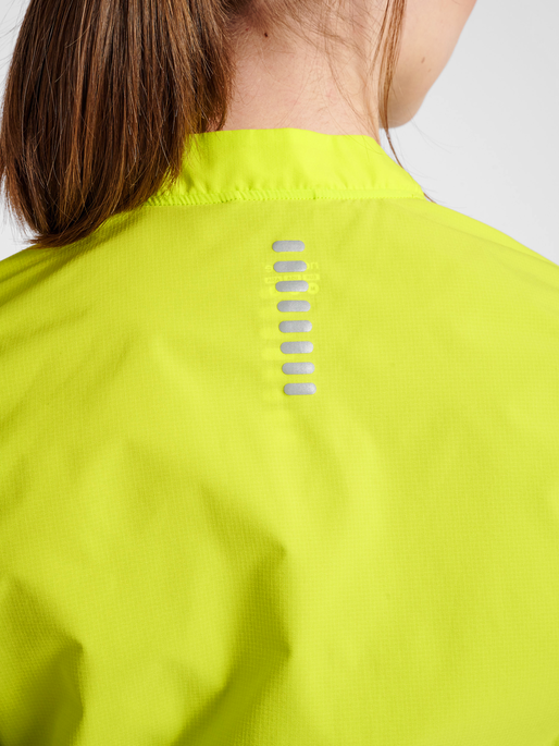 WOMENS CORE BIKE GILET, EVENING PRIMROSE, model