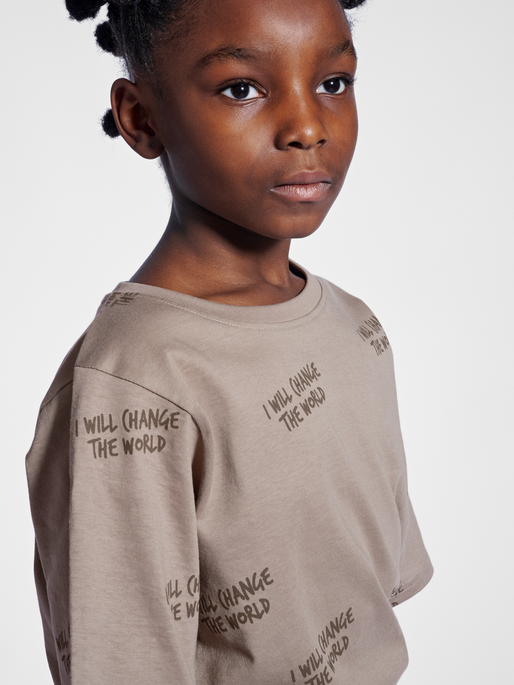 stsMILOS T-SHIRT S/S, SEPIA TINT, model