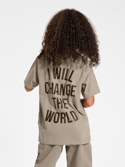 stsREVOLUTION T-SHIRT S/S, ROASTED CASHEW, model