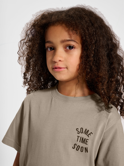 stsREVOLUTION T-SHIRT S/S, ROASTED CASHEW, model