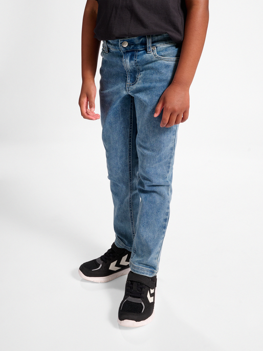 stsTRIGGER JEANS, LIGHT BLUE DENIM, model